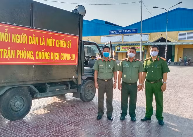 Công an tỉnh Sóc Trăng tổ chức tuyên truyền lưu động phòng chống dịch bệnh COVID-19 trong vùng sâu, vùng xa trên địa bàn tỉnh.
