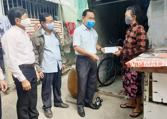 Đại diện Ủy ban MTTQ Việt Nam tỉnh An Giang, Công ty XSKT An Giang trao hỗ trợ cho người bán vé số dạo trên địa bàn.