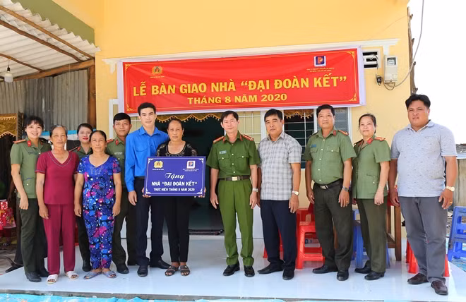 Đại tá Trần Văn Hòa, Phó Giám đốc Công tỉnh Sóc Trăng, trao nhà Đại đoàn kết cho thân nhân Mẹ VNAH Bùi Thị Tám.