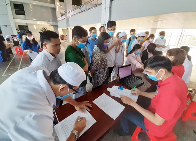 Đông đảo nhân viên BVĐK tỉnh Sóc Trăng đăng tham gia hiến máu tình nguyện.