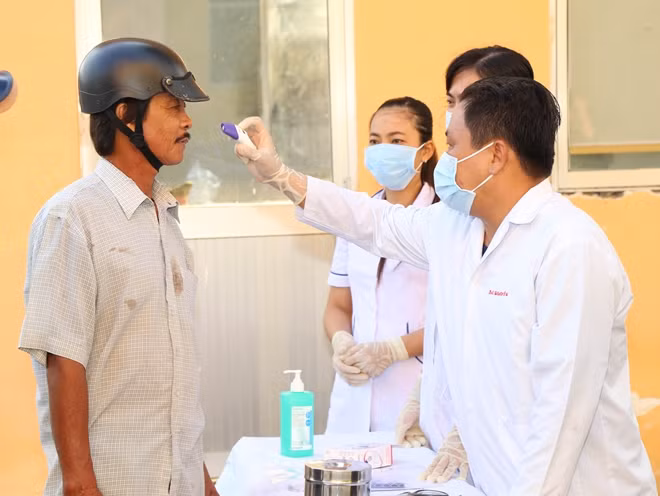Và người dân đến làm việc tại Phòng CSGT Công an tỉnh.