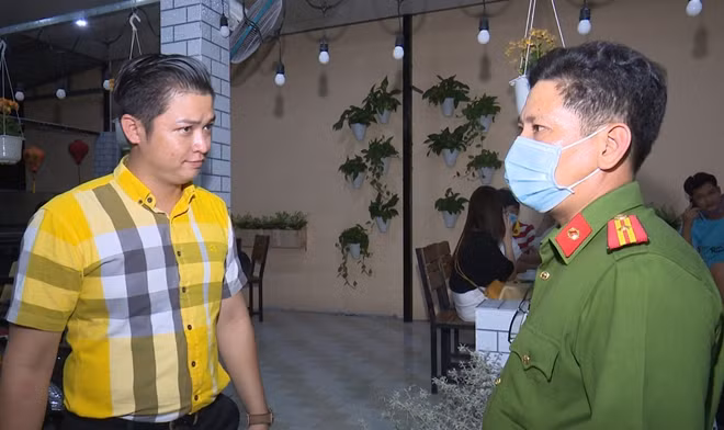Cơ quan Công an phát hiện ông Linh vẫn cho quán hoạt động mặc dù đã ký cam kết tạm ngừng để phòng chống dịch bệnh COVID-19.
