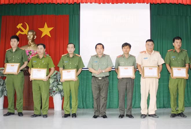 Đại tá Đinh Văn Nơi tặng Giấy khen cho các tập thể, cá nhân có thành tích xuất sắc.