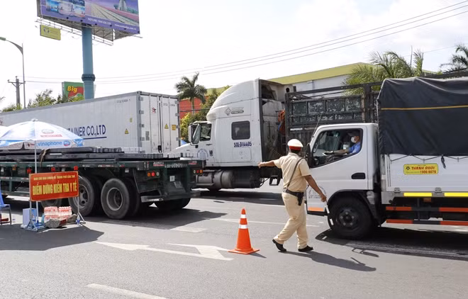 CSGT Công an TP Cần Thơ ra hiệu lệnh cho phương tiện vào vị trí.