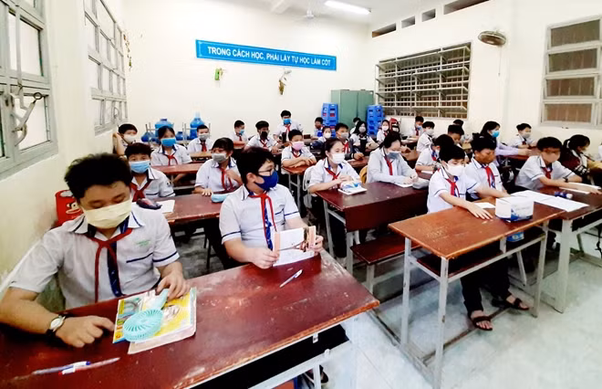 Học sinh thực hiện nghiêm túc việc đeo khẩu trang đến trường và trong lớp học.