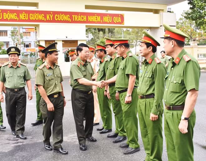 Thứ trưởng Bùi Văn Nam duyệt đội danh dự Công an tỉnh Bạc Liêu.