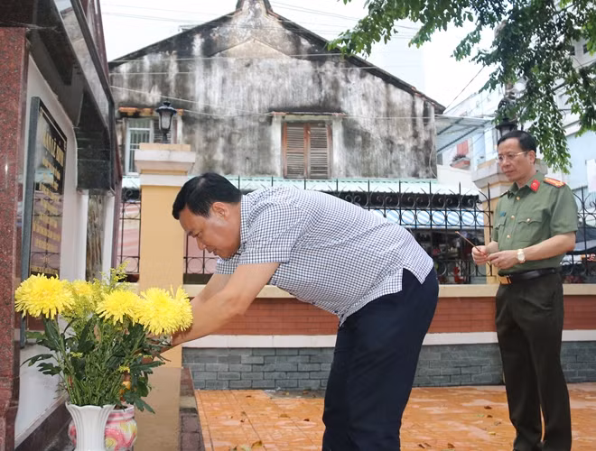 Thứ trưởng Lê Tấn Tới dâng hương tưởng niệm các Anh hùng liệt sỹ Đội cảm tử quân Lê Bình tại Nhà truyền thống Công an Cần Thơ.
