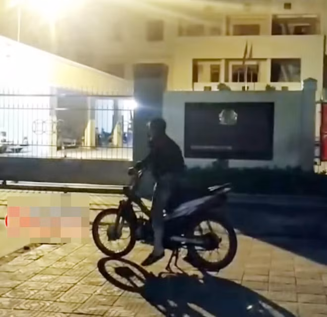 Trường mang xe mô tô đến trước trụ sở Phòng CSGT đường bộ Công an tỉnh Bạc Liêu nẹt ô khiêu khích giữa đêm khuya.