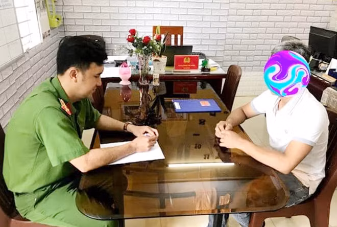 Anh G. chủ cơ sở cầm đồ đến Công an huyện Long Phú (Sóc Trăng), trình báo bị lừa mua sách.
