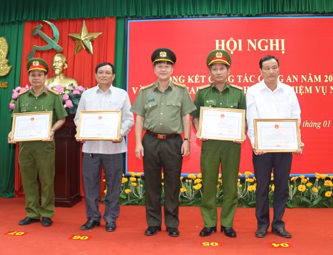 Giám đốc Công an tỉnh trao Bằng khen của UBND tỉnh cho các xã, phường chuyển hóa địa bàn trọng điểm.
