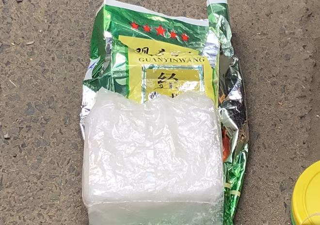 Đối tượng Dung cùng tang vật.