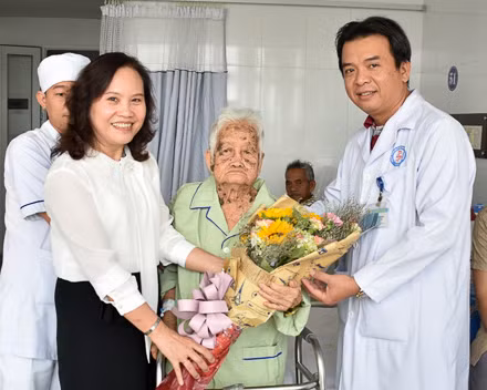 BSCK2 Nguyễn Thị Lạc, Giám đốc BVĐK Sóc Trăng, tặng hoa chúc mừng cụ Tần sau khi phẫu thuật. BSCK2 Nguyễn Thị Lạc, Giám đốc BVĐK Sóc Trăng, tặng hoa chúc mừng cụ Tần sau khi phẫu thuật.
