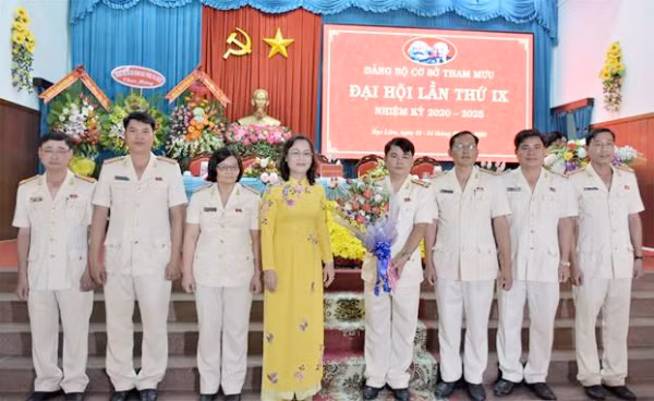 Đồng chí Lê Thị Ái Nam, Phó Bí thư Thường trực Tỉnh ủy Bạc Liêu tặng hoa chúc mừng Ban Chấp hành Đảng bộ Tham mưu Công an tỉnh, nhiệm kỳ 2020-2025. Đồng chí Lê Thị Ái Nam, Phó Bí thư Thường trực Tỉnh ủy Bạc Liêu tặng hoa chúc mừng Ban Chấp hành Đảng bộ Tham mưu Công an tỉnh, nhiệm kỳ 2020-2025.