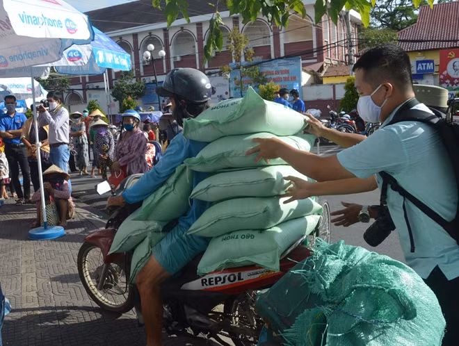 Nhiều nhà hảo tâm mang gạo đến "tiếp lửa" cho ATM gạo đầu tiên ở Sóc Trăng.