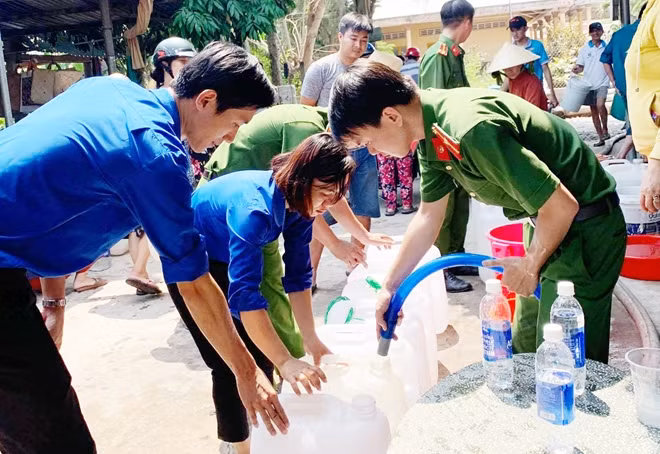 Công an tỉnh Bến Tre chung tay hỗ trợ nước ngọt cho người dân vùng hạn mặn huyện Bình Đại.