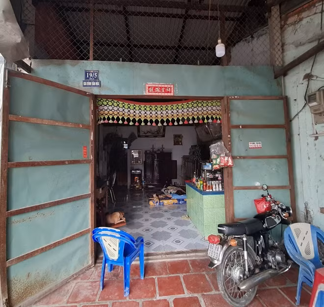 Nhà bà V. sát nhà ông Tới xin nâng nền chống ngập thì chính quyền địa phương không cho.