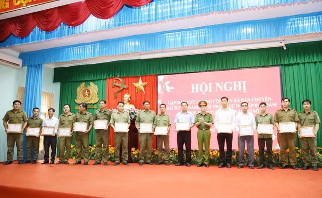 Ban Giám đốc Công an tỉnh Sóc Trăng tặng Giấy khen các đồng chí Công an xã bán chuyên trách tiêu biểu.