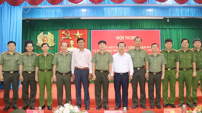 Lãnh đạo UBND tỉnh Sóc Trăng cùng các đại biểu tham dự Hội nghị.