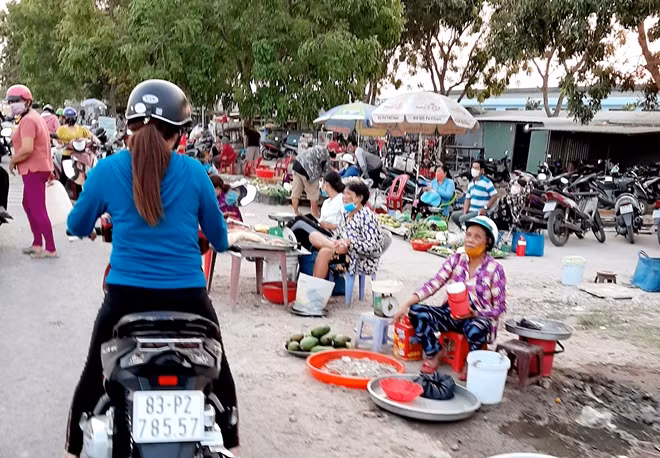 Hầu hết những người buôn bán ở chợ cóc không đeo khẩu trang, không giữ khoảng cách tối thiếu 2 mét như qui định.