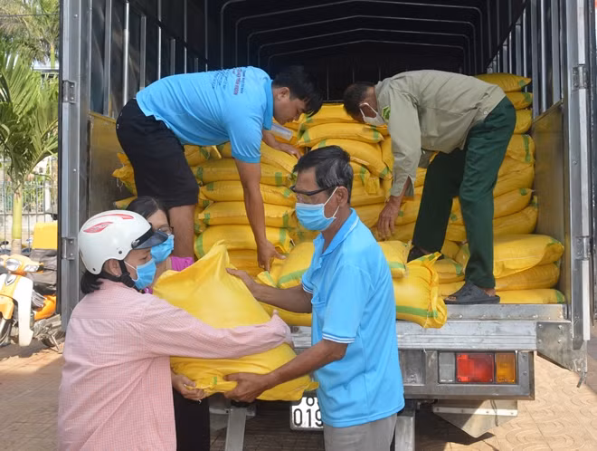 Mỗi hộ được nhận 20kg gạo.
