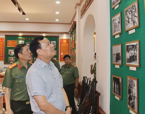 Dâng hương tưởng niệm các Anh hùng liệt sỹ Đội cảm tử quân Lê Bình 