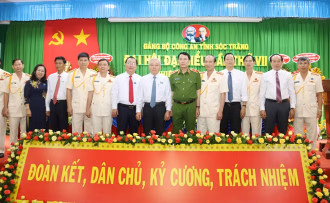 Thứ trưởng Lê Quốc Hùng cùng các đại biểu và Đoàn Chủ tịch Đại hội.