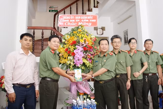 Thiếu tướng Nguyễn Văn Thuận, Giám đốc Công an TP Cần Thơ tặng hoa, chúc mừng Báo CAND - Văn phòng thường trú tại ĐBSCL.