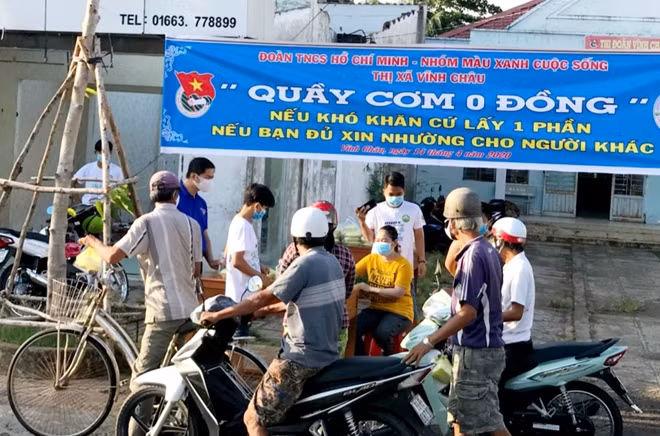 Tuổi trẻ thị xã Vĩnh Châu (Sóc Trăng), tặng cơm cho người lao động có hoàn cảnh khó khăn trên địa bàn.