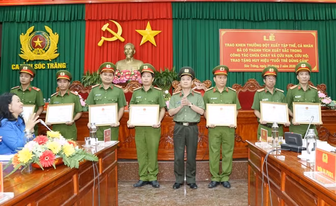Đại tá Nguyễn Minh Ngọc, Giám đốc Công an tỉnh Sóc Trăng, trao Bằng khen của UBND tỉnh tặng các tập thể, cá nhân xuất sắc.