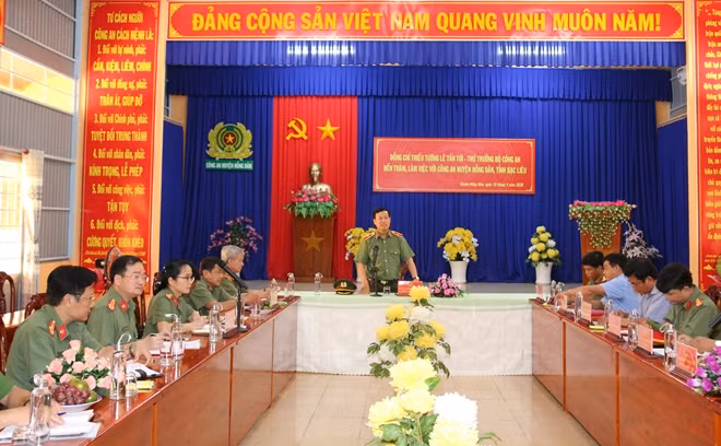 Thứ trưởng Lê Tấn Tới phát biểu chỉ đạo buổi làm việc với Công an huyện Hồng Dân (Bạc Liêu).