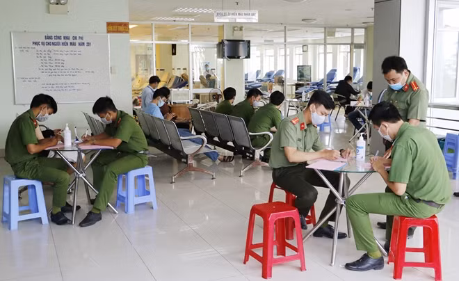 CBCS Công an TP Cần Thơ tham gia hiến máu tình nguyện.