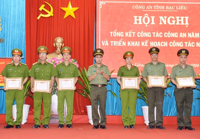 Đại tá Lê Việt Thắng, Giám đốc Công an tỉnh Bạc Liêu khen thưởng các tập thể xuất sắc.