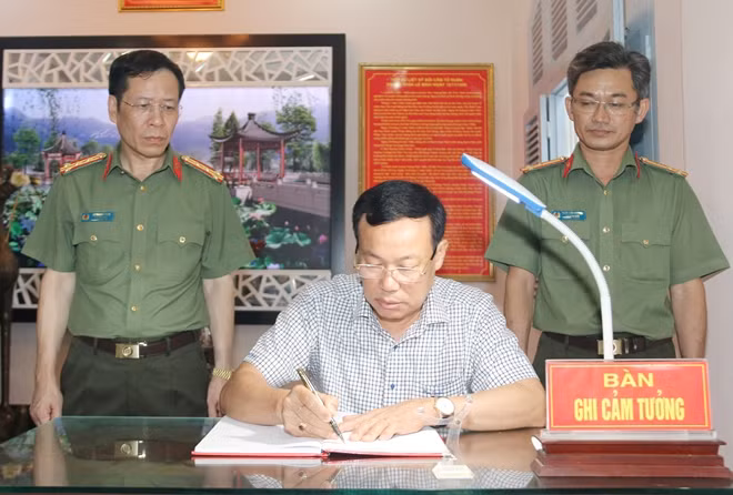 Thứ trưởng Lê Tấn Tới ghi sổ cảm tưởng tại Nhà truyền thống Công an Cần Thơ.