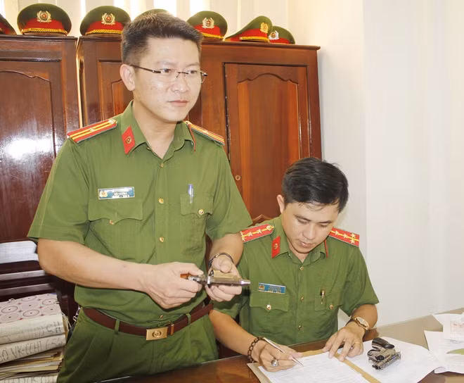 Phòng CSQLHC về TTXH Công an TP Cần Thơ tiếp nhận vũ khí mà người dân đến giao nộp.