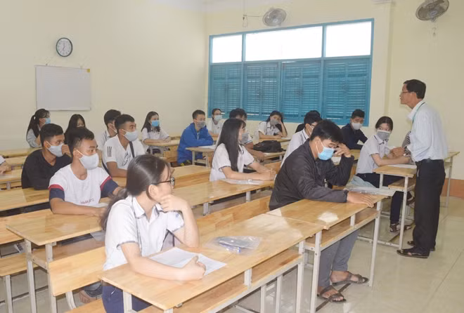 Cán bộ coi thi phổ biến quy chế thi.