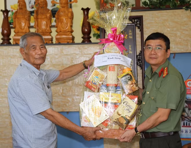 Đại tá Nguyễn Minh Ngọc thăm hỏi, tặng quà Đại tá Phạm Thi, nguyên Giám đốc Công an tỉnh Sóc Trăng.