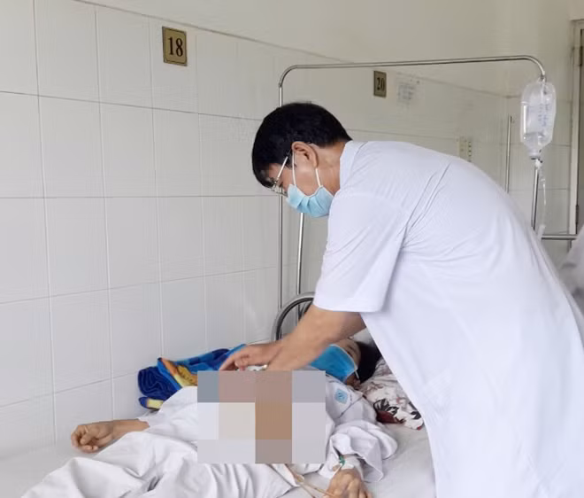 BS thăm khám cho chị Nhung sáng 4/6.