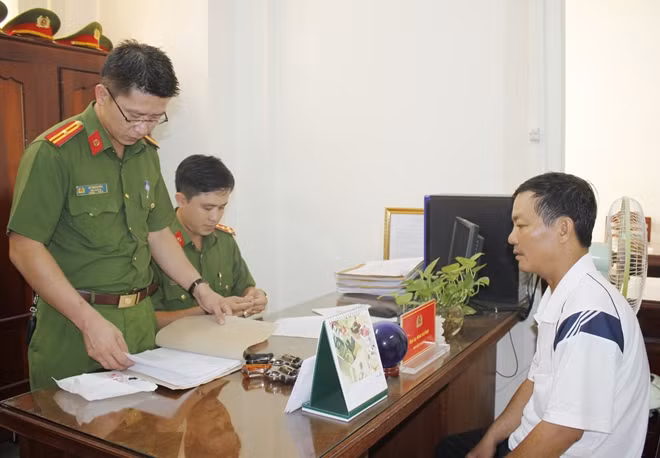 Phòng CSQLHC về TTXH Công an TP Cần Thơ tiếp nhận, thu hồi được nhiều VK, VLN, CCHT trên địa bàn.