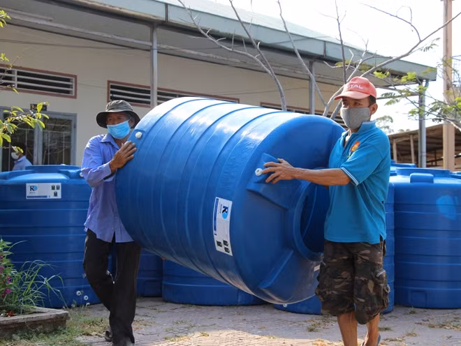Bà Mai Thị Hạnh tặng bồn chứa nước cho người dân 2 xã Khánh Lâm, Khánh Hòa, huyện U Minh (Cà Mau).