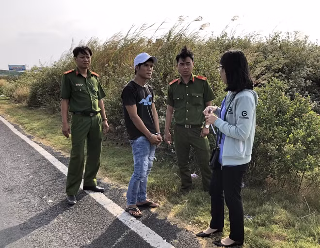 Đối tượng Hải (mũ trắng), thực hiện lại hiện trường vụ cướp tài sản.