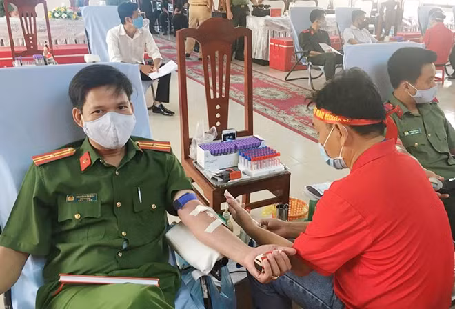 Gần 400 CBCS Công an các đơn vị, địa phương trong tỉnh Bạc Liêu tham gia hiến máu tình nguyện.