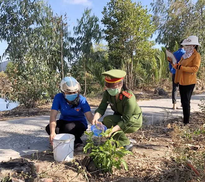 Tuổi trẻ Công an thị xã Giá Rai trồng cây tại xã Phong Thạnh A.