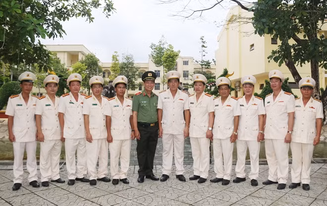 Thứ trưởng Lê Tấn Tới cùng các đại biểu tham dự Hội nghị.