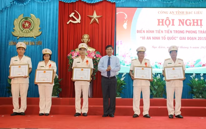 UBND tỉnh Bạc Liêu tặng Bằng khen cho các cá nhân xuất sắc.