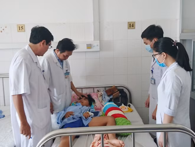 Các BS thăm khám cho cháu Đạt sau khi phẫu thuật.