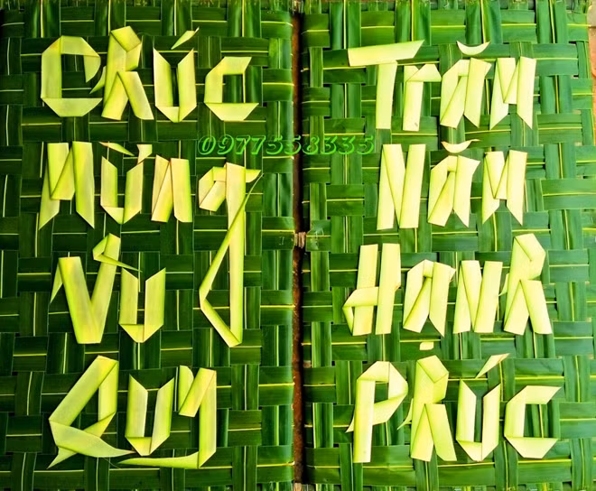 Hoa và chữ được kết bằng lá dừa.