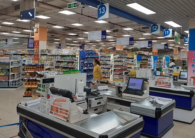 Hàng hóa thiết yếu trong siêu thị vẫn đồi dào.