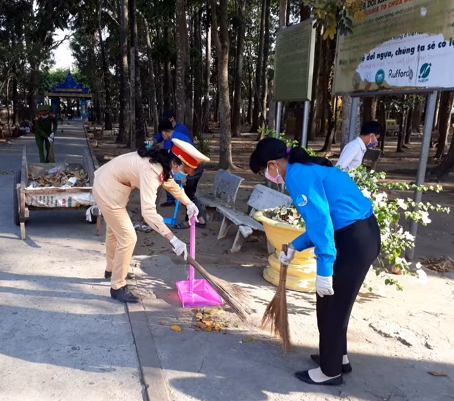 Tuổi trẻ Công an Sóc Trăng phối hợp dọn dẹp vệ sinh khu vực chùa Dơi.