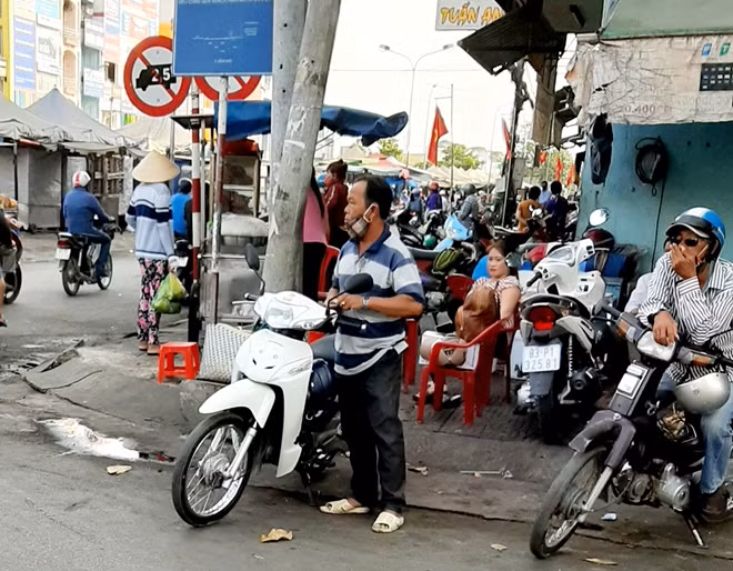 Nếu có thì đeo dưới cằm.