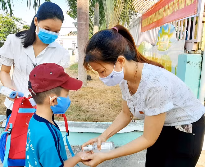 Và rửa tay sát khuẩn trước khi vào lớp.